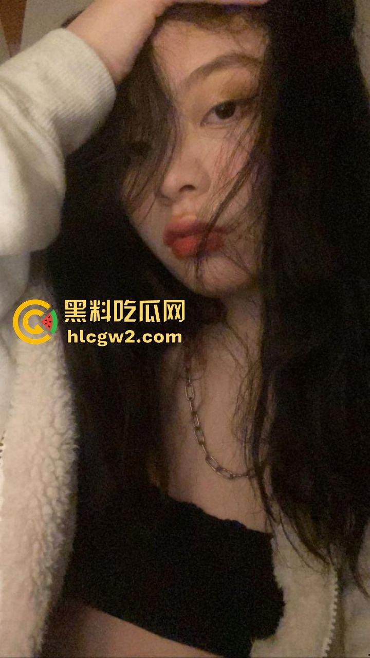 香港巨乳学霸『孟雪梨』奶子大到让人上火！双大奶能让课堂全校性骚动，教授都想钻进她奶里拱一拱！-9