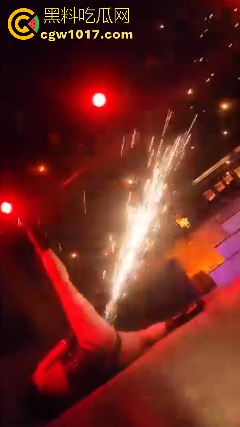 实拍商K夜店游戏场真空场，极品美女诱惑裸舞，真空上阵随便摸，再带到酒店肆意爆操，给妹妹都操趴了，有钱人的夜晚的确快乐啊！-11