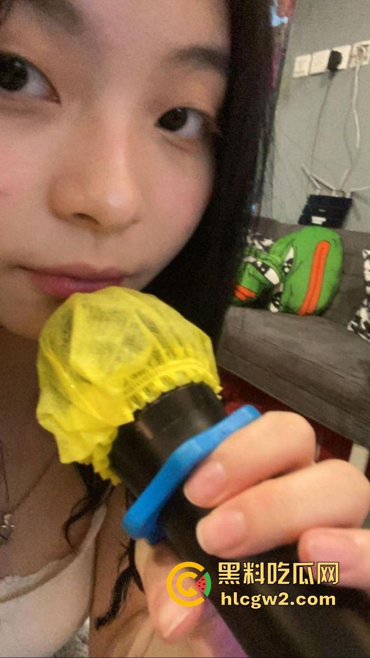 香港巨乳学霸『孟雪梨』奶子大到让人上火！双大奶能让课堂全校性骚动，教授都想钻进她奶里拱一拱！-19