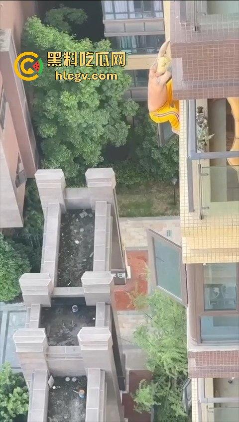 胆小慎入！倔种老黄偷情命都不要！老公查岗不进屋扒在12楼窗外，吓得脚软摔下去，逼再香也不值啊！-2