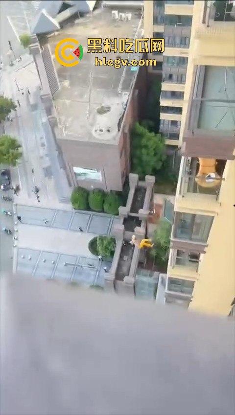 胆小慎入！倔种老黄偷情命都不要！老公查岗不进屋扒在12楼窗外，吓得脚软摔下去，逼再香也不值啊！-4