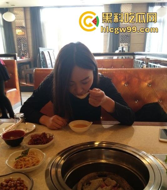 公司团建狗男女集体约炮狂欢，人妻女同事酒店里被操到天昏地暗，别人的老婆成了泄欲玩物，骚得比外围还放得开！-3