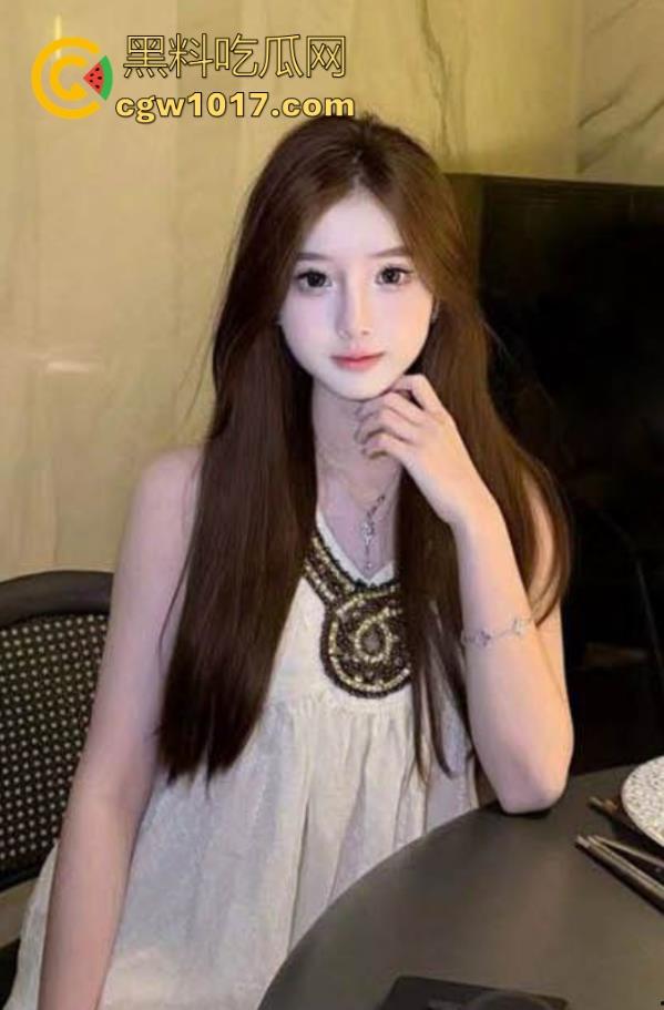 接长腿女儿放学，天气太冷女儿贴心的为我暖暖鸡巴，直接在工地旁边跟女儿车震起来，插完逼又插女儿屁眼！-1