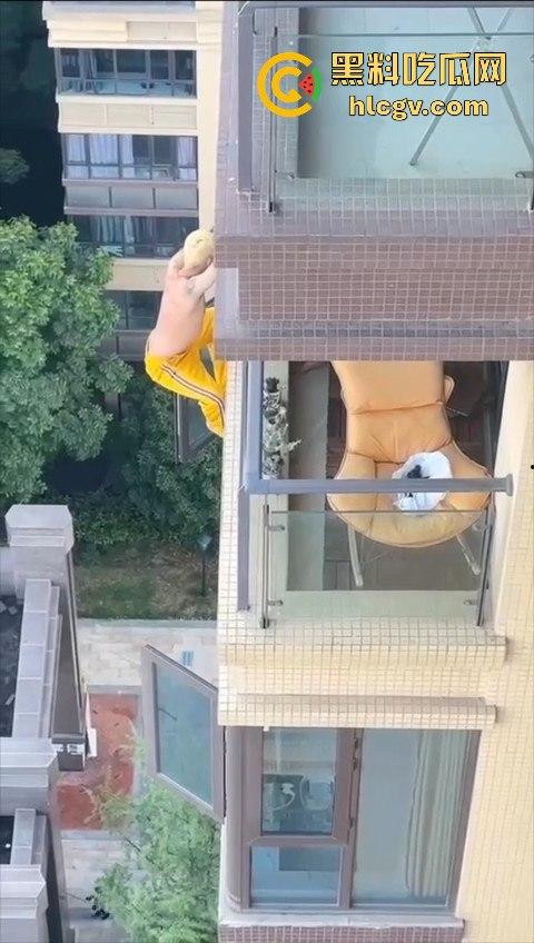胆小慎入！倔种老黄偷情命都不要！老公查岗不进屋扒在12楼窗外，吓得脚软摔下去，逼再香也不值啊！-7
