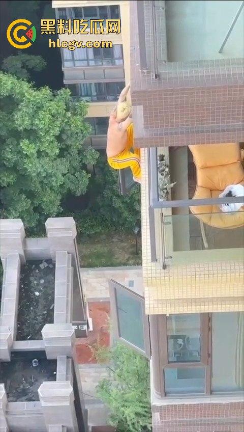胆小慎入！倔种老黄偷情命都不要！老公查岗不进屋扒在12楼窗外，吓得脚软摔下去，逼再香也不值啊！-9