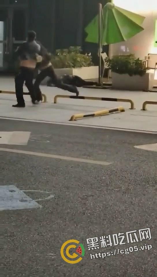 南昌红谷滩 男子拔刀怒砍小三 误伤自己老婆 杀完小三再救老婆 就事论事真男人-6