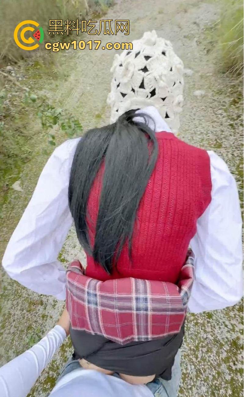 接长腿女儿放学，天气太冷女儿贴心的为我暖暖鸡巴，直接在工地旁边跟女儿车震起来，插完逼又插女儿屁眼！-9