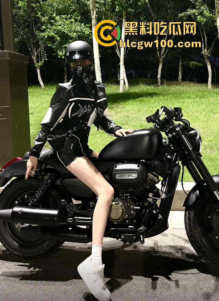 摩托圈真香定律只爱女骑不爱男 女骑才是摩托圈的门面 丝袜造型冷天也不怂 风里拍片还玩验胸!-10