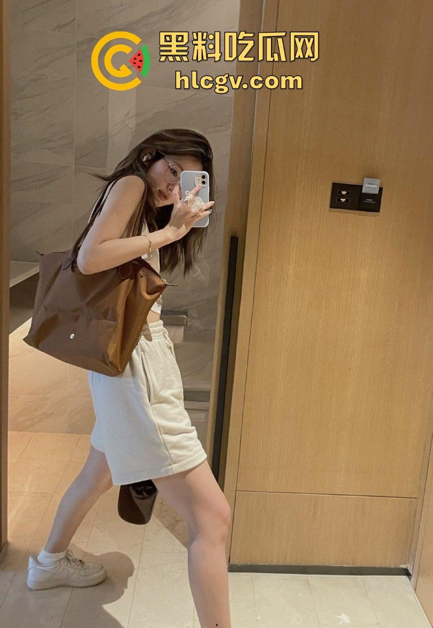 上海国语大学气质女神【夏天】翻车！渔网袜翘臀迎合，房间内变身母狗被强势爆操！-5