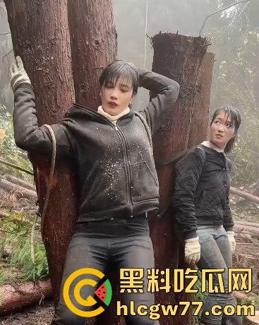 女汉子是怎样炼成的 为了生存两女子扛硕大原木下山 知道真相气愤不已!为了流量魔术抖整起来了-1
