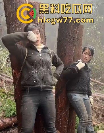 女汉子是怎样炼成的 为了生存两女子扛硕大原木下山 知道真相气愤不已!为了流量魔术抖整起来了-3