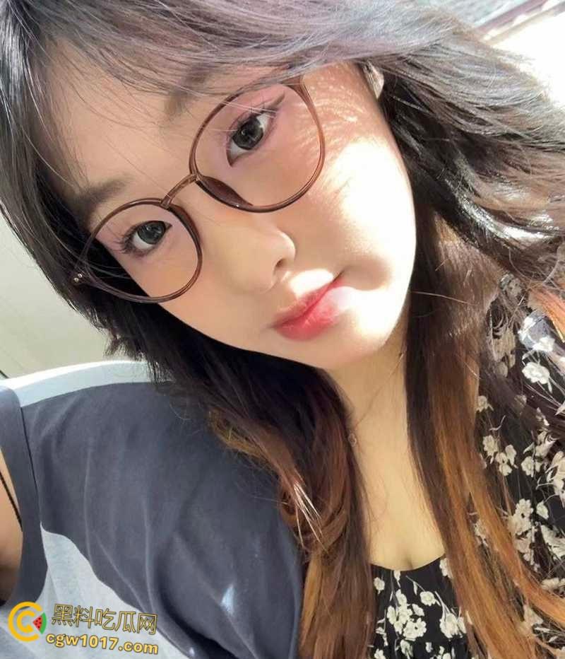 深圳清纯女实习生【罗梦瑶】,被领导陪酒潜规则,娴熟口技吸吮大屌,女上骑乘淫水泛滥,职场的眼镜妹就是反差!-3