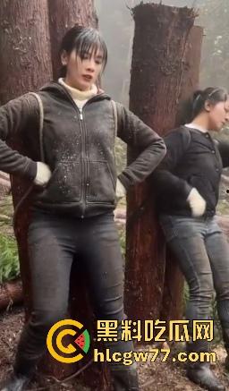 女汉子是怎样炼成的 为了生存两女子扛硕大原木下山 知道真相气愤不已!为了流量魔术抖整起来了-7