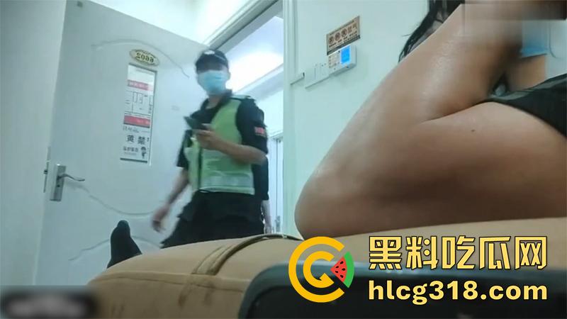 足浴店加钱操女技师,中途警察闯入直接吓软,吓的技师不敢脱衣服,直接掰开热裤无套插入!-3