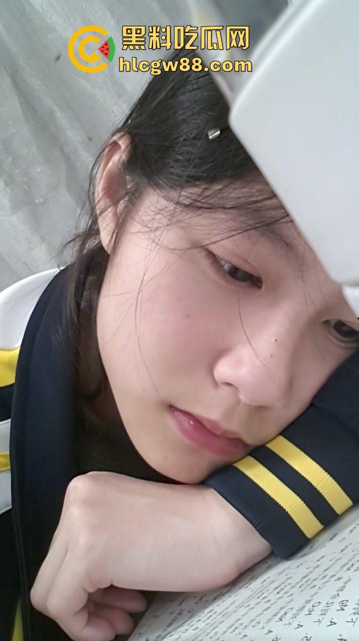 真实约炮福州清纯反差女高【林颖】高三就下海做鸡兼职卖淫,500一炮超实惠中出嫩妹!-4