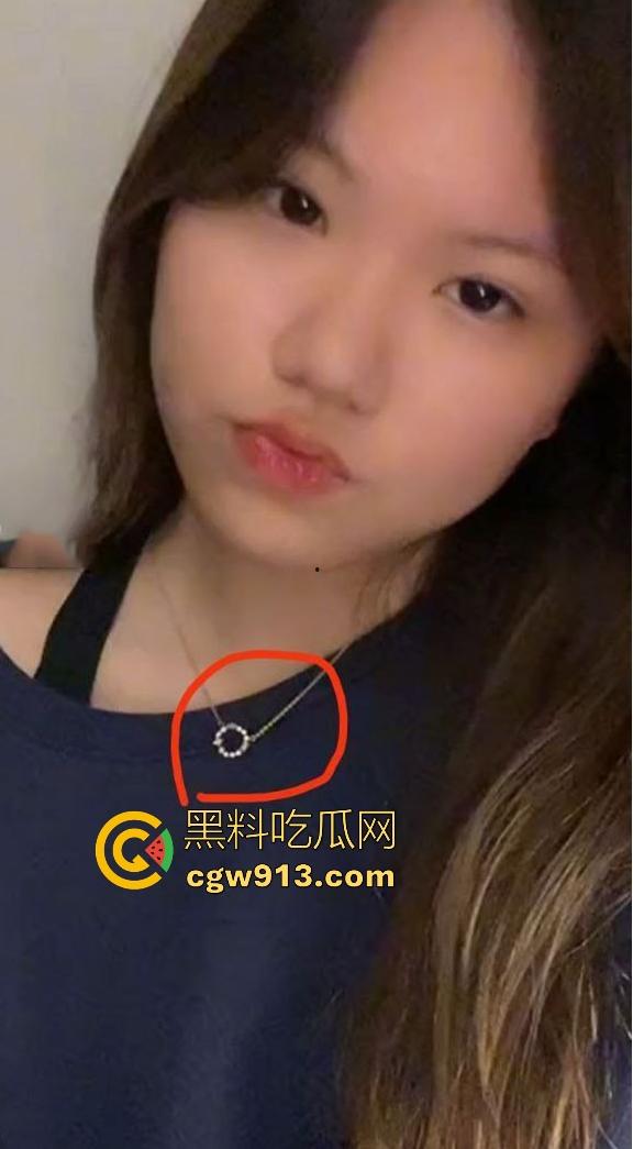 新加坡Tiktok微胖网红大尺度私拍流出，咬唇娇喘时眼睛迷离，明显被那粗壮家伙顶到灵魂深处，无套爆操画面淫靡！-3