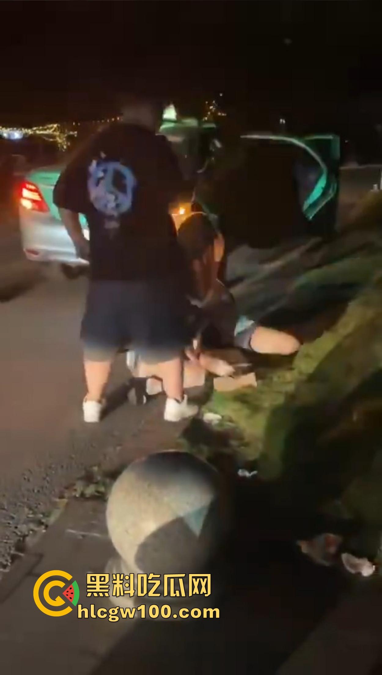 三亚外围妹子开打，穿着蕾丝内衣内裤当街抢顾客，清凉打斗辣眼睛，围观男顾客只敢默默看戏！-10