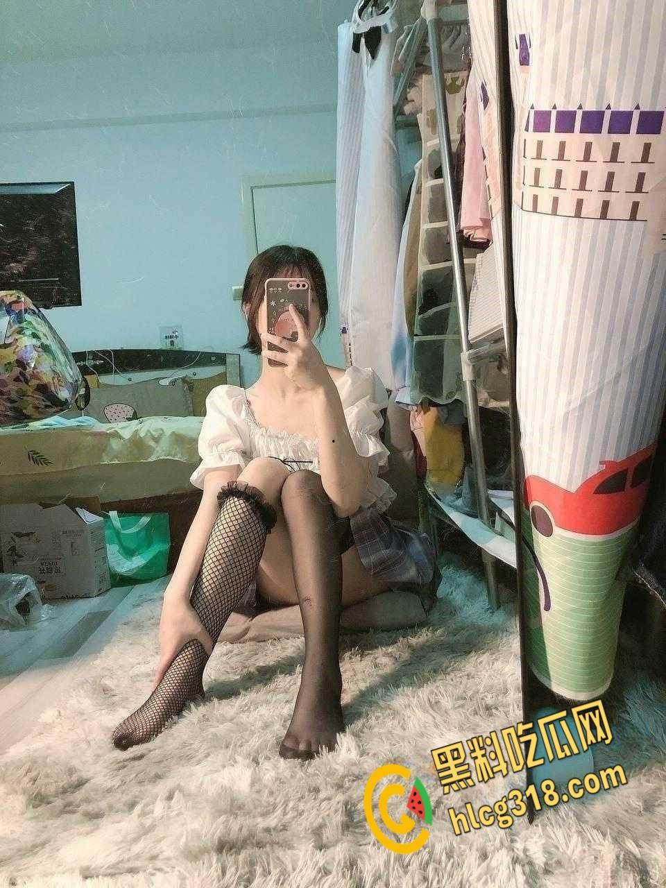 文静乖巧女大学生被金主包养，黑丝网袜跪地口交，皮鞭调教走廊遛狗，屁股都被打红了 !-3