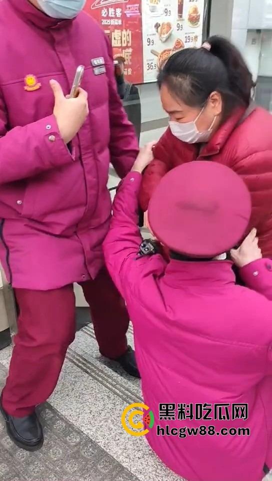 武汉地铁上演最牛逃票大妈,三个辅警拦不住,学生卡在手,长楼梯狂奔,年轻人看了都自愧不如!-2