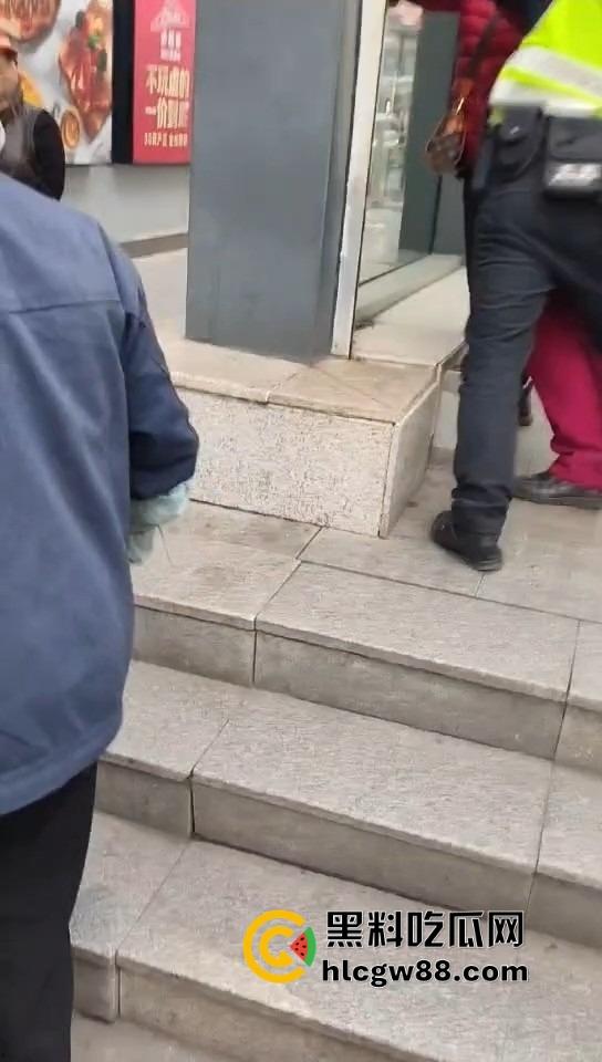 武汉地铁上演最牛逃票大妈,三个辅警拦不住,学生卡在手,长楼梯狂奔,年轻人看了都自愧不如!-4