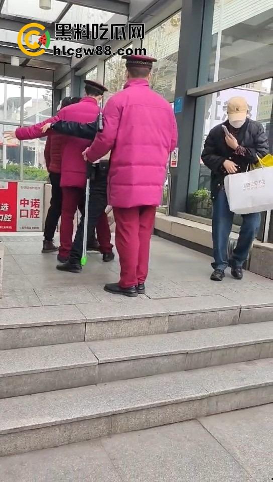 武汉地铁上演最牛逃票大妈,三个辅警拦不住,学生卡在手,长楼梯狂奔,年轻人看了都自愧不如!-6