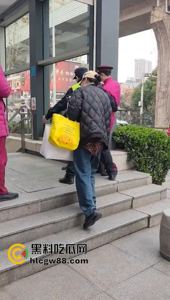 武汉地铁上演最牛逃票大妈,三个辅警拦不住,学生卡在手,长楼梯狂奔,年轻人看了都自愧不如!-8