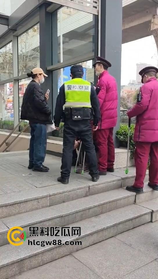 武汉地铁上演最牛逃票大妈,三个辅警拦不住,学生卡在手,长楼梯狂奔,年轻人看了都自愧不如!-9