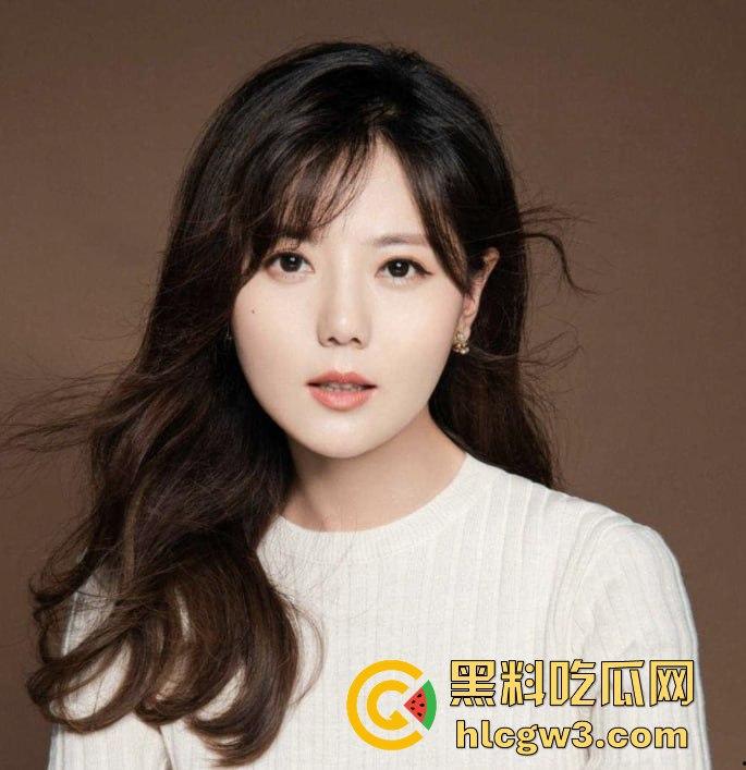 65岁绿地董事长『张玉良』KTV裸嗨，鸡巴细得像牙签骚女争抢舔，酒店女秘书被老头干到腿软精液满脸！-14