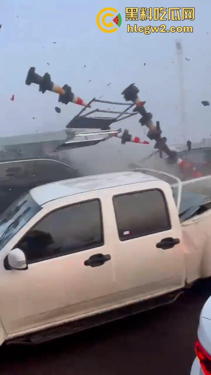 银川高架遇大雾天气暴改碰碰车乐园 致多辆车连环相撞组团“拼车”  场面难得一见-4