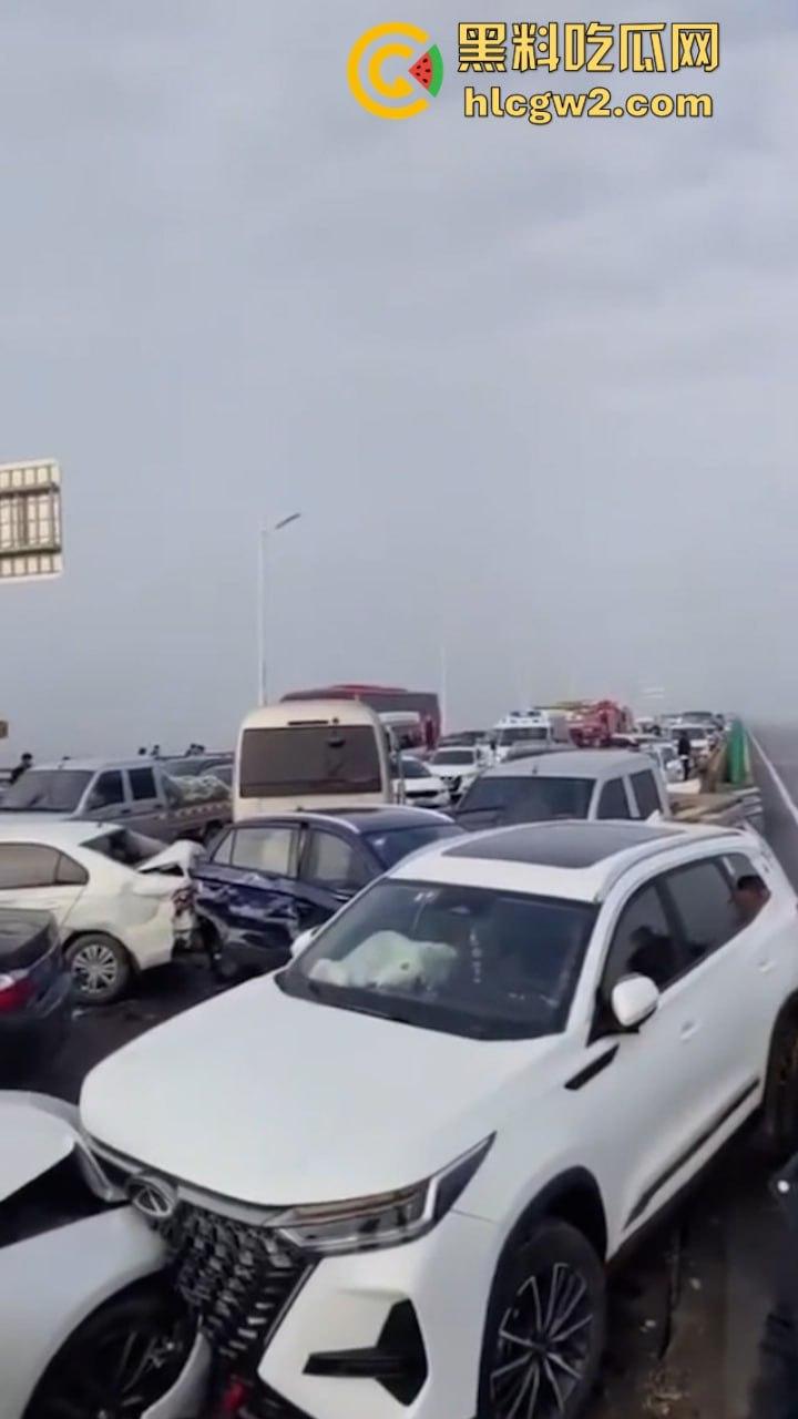 银川高架遇大雾天气暴改碰碰车乐园 致多辆车连环相撞组团“拼车”  场面难得一见-11