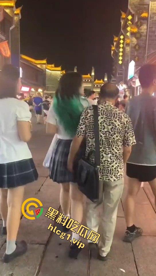 襄阳古城老爷子大庭广众下摸女孩隐私部位，还狂言摸一千个人都没人能管我！-3