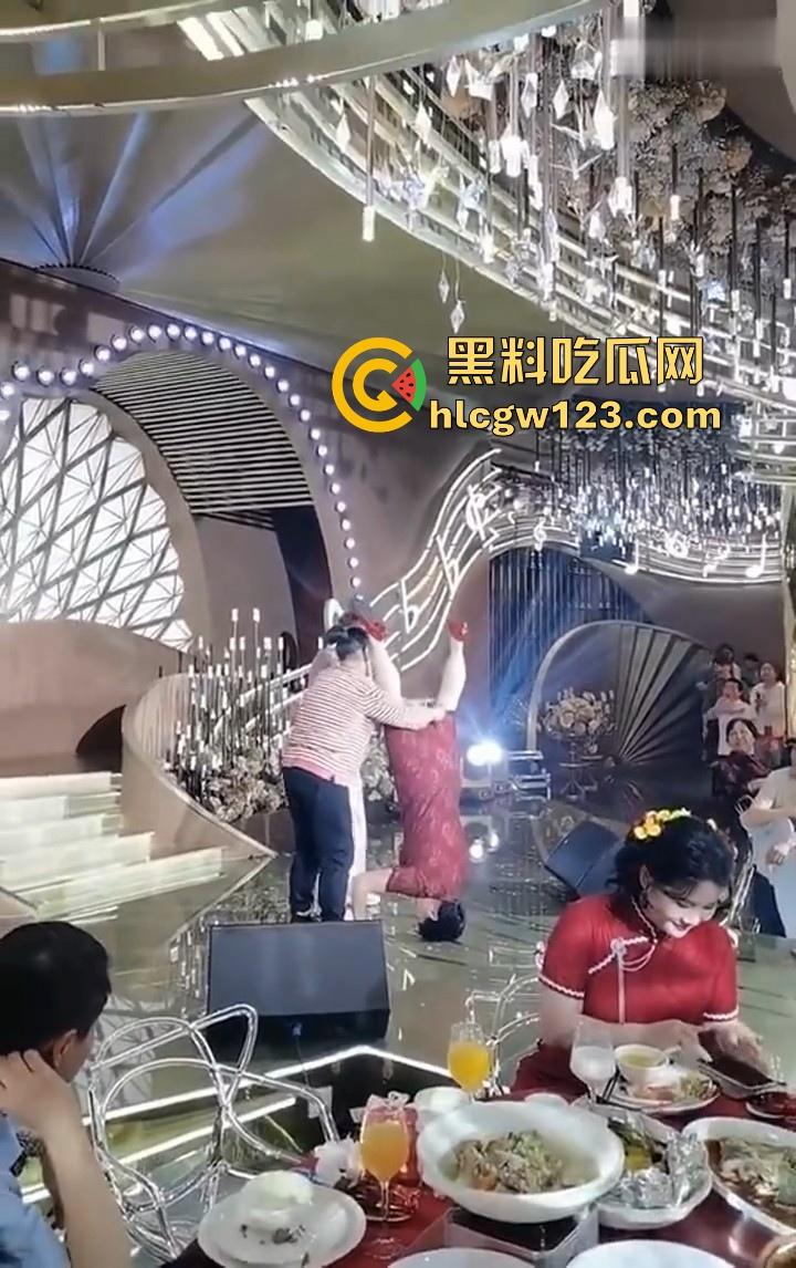 大妈的奇葩操作!儿子婚礼,大妈姐妹团舞台表演倒立舞蹈 在座的小年轻不懂 只是一味的鼓掌!-2