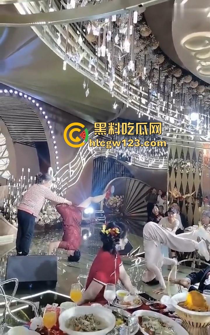 大妈的奇葩操作!儿子婚礼,大妈姐妹团舞台表演倒立舞蹈 在座的小年轻不懂 只是一味的鼓掌!-5