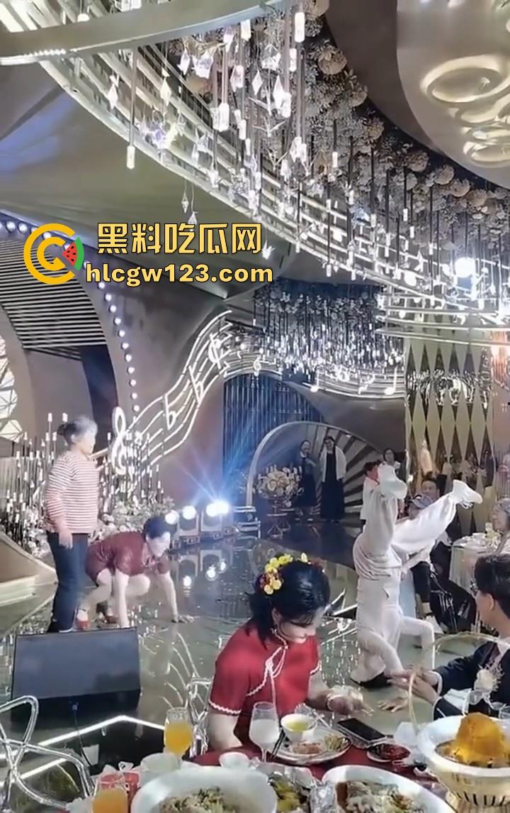 大妈的奇葩操作!儿子婚礼,大妈姐妹团舞台表演倒立舞蹈 在座的小年轻不懂 只是一味的鼓掌!-7