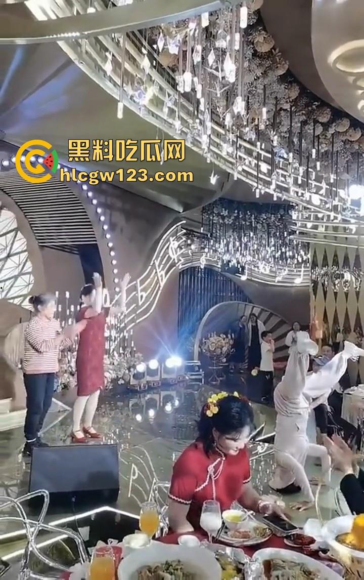 大妈的奇葩操作!儿子婚礼,大妈姐妹团舞台表演倒立舞蹈 在座的小年轻不懂 只是一味的鼓掌!-8