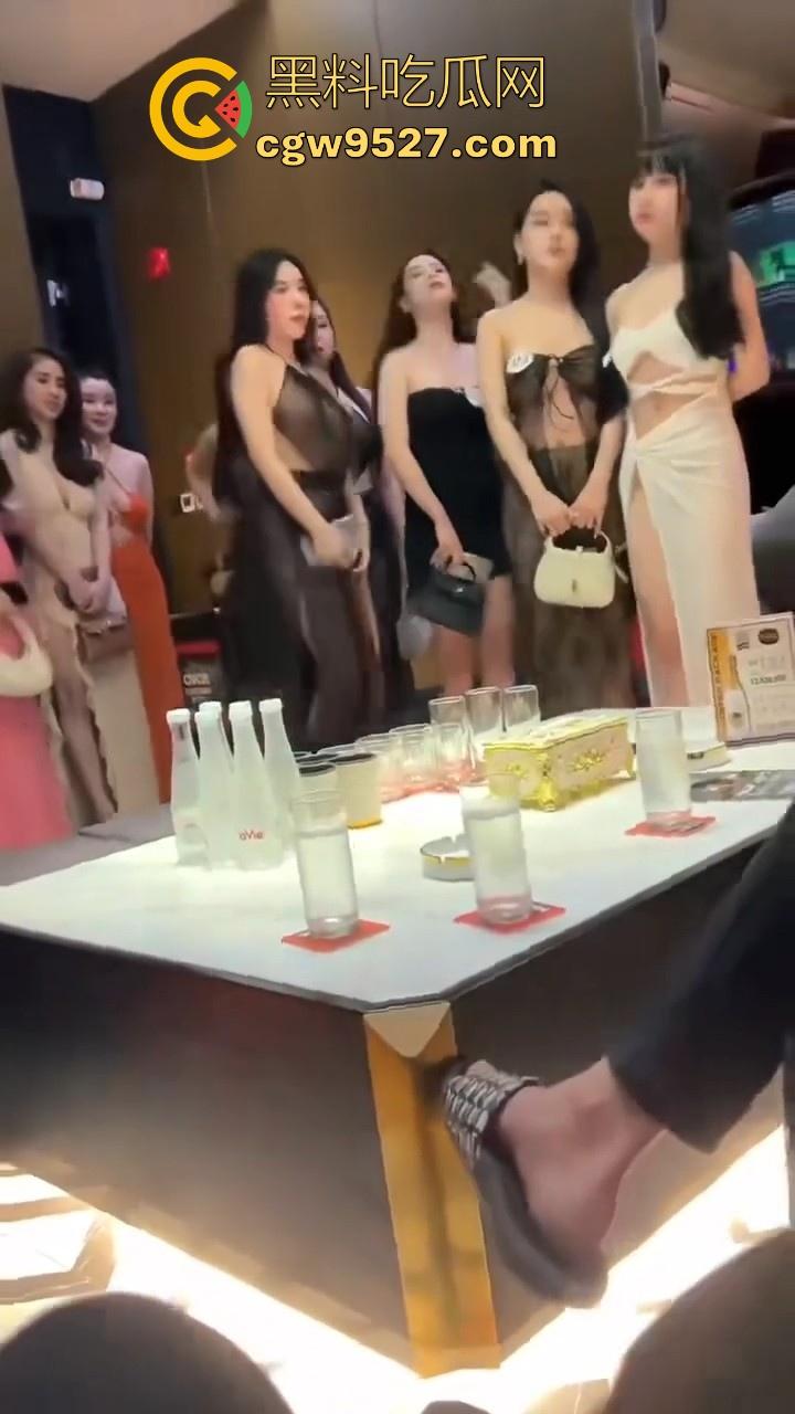 窥探天宫一角!各种极品女神排队等待挑选,巨乳翘臀点燃情欲,无套爆操,淫荡表情娇喘呻吟无比带感!-2