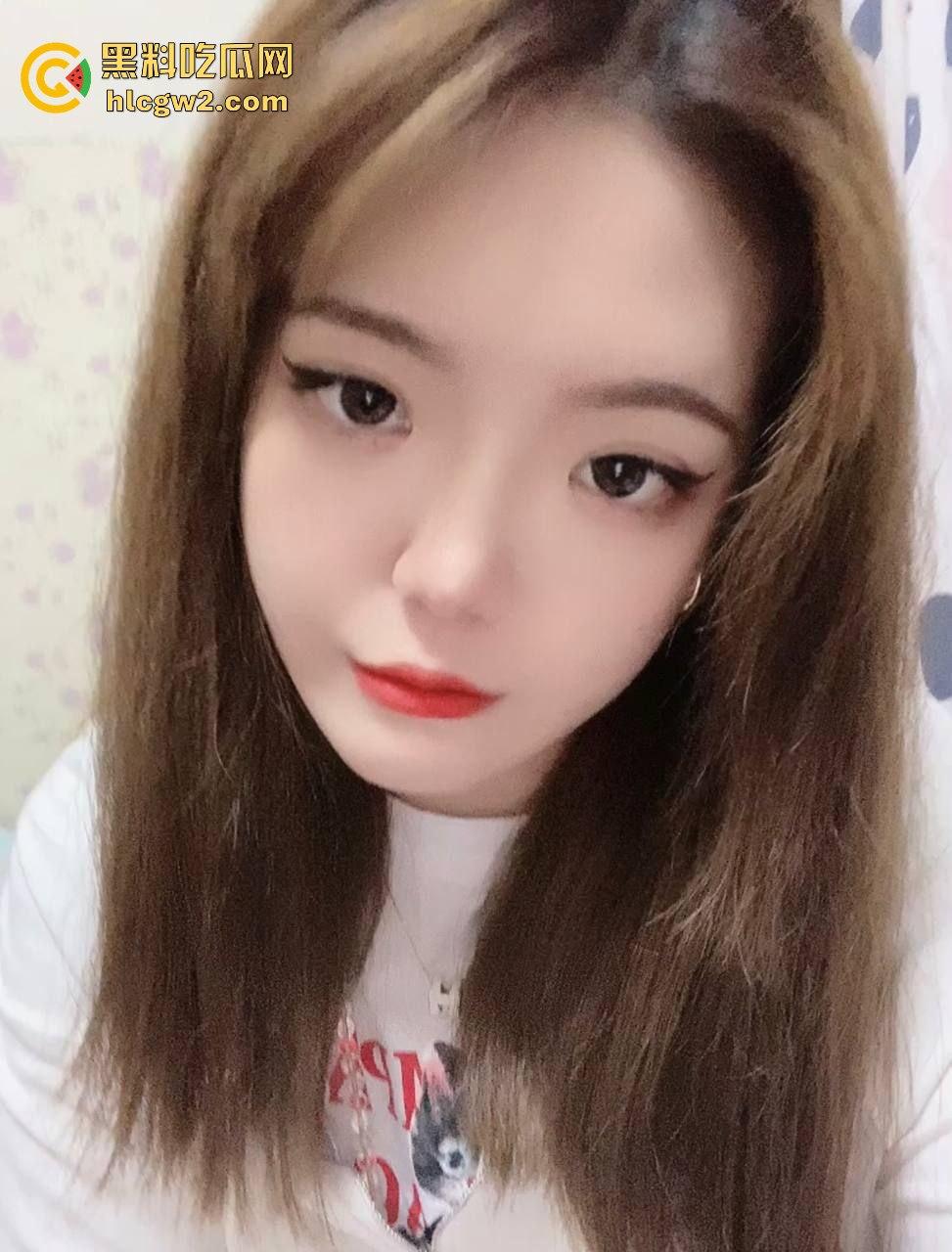 湖北26岁『郭可岚』掰开馒头穴自拍流出  被男友干的翻白眼伸舌头打炮痴态毕露，云盘视频全网疯传！-1