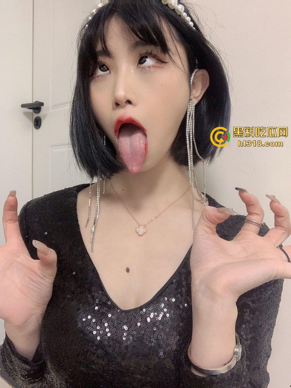 极致的母狗调教,塑料薄膜套头,地板放置炮机抽插,震动棒刺激阴蒂,爽到直发抖!-1