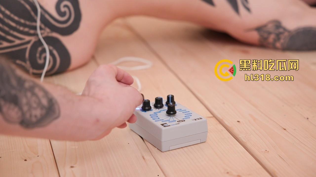 极致的母狗调教,塑料薄膜套头,地板放置炮机抽插,震动棒刺激阴蒂,爽到直发抖!-5