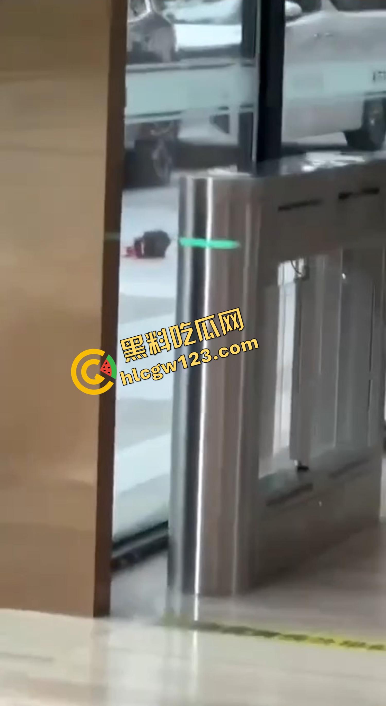 深圳龙华新龙大厦讨薪不成血腥砍头摔楼下,老赖换老板被狠人极限11送上西天,脑袋滚地血溅三尺!-8