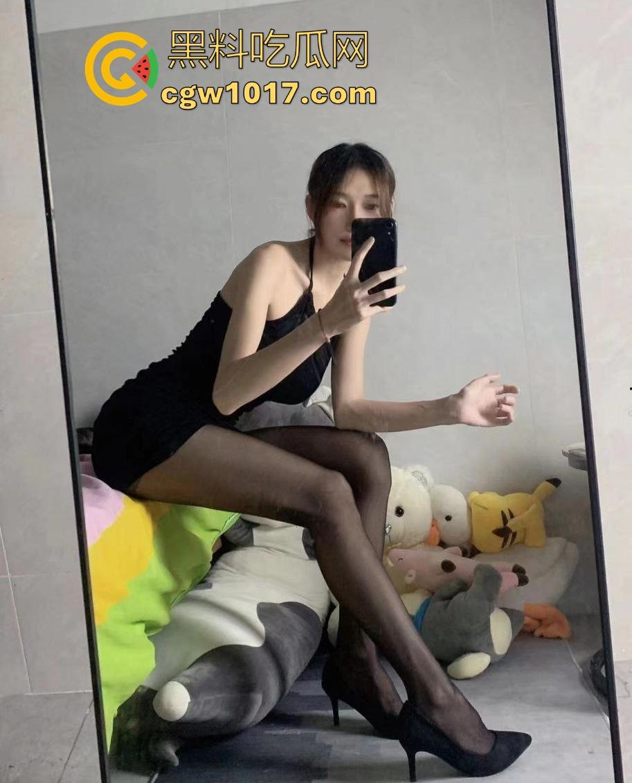 看似高颜值身材好，但实际上懂得都懂，私下反差淫荡的一批，各种骑乘花式抽插，这种类型的嗦鸡巴老狠了！-7