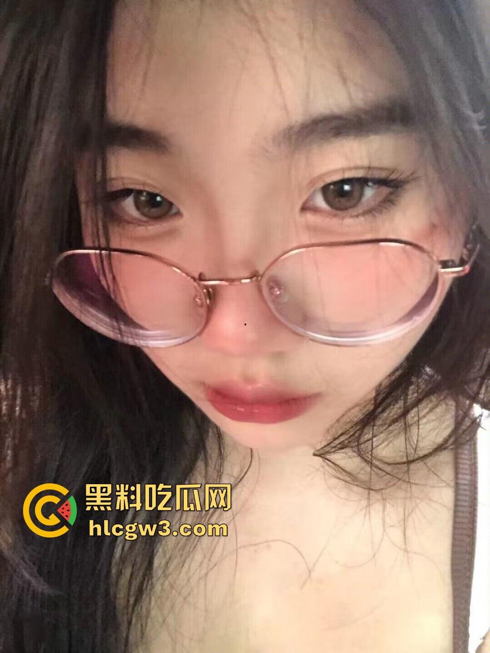 爱跳舞的反差眼镜娘【曹伊宁】和男友自拍流出 娇喘连连自动打桩机式疯狂 一秒变母狗!-8