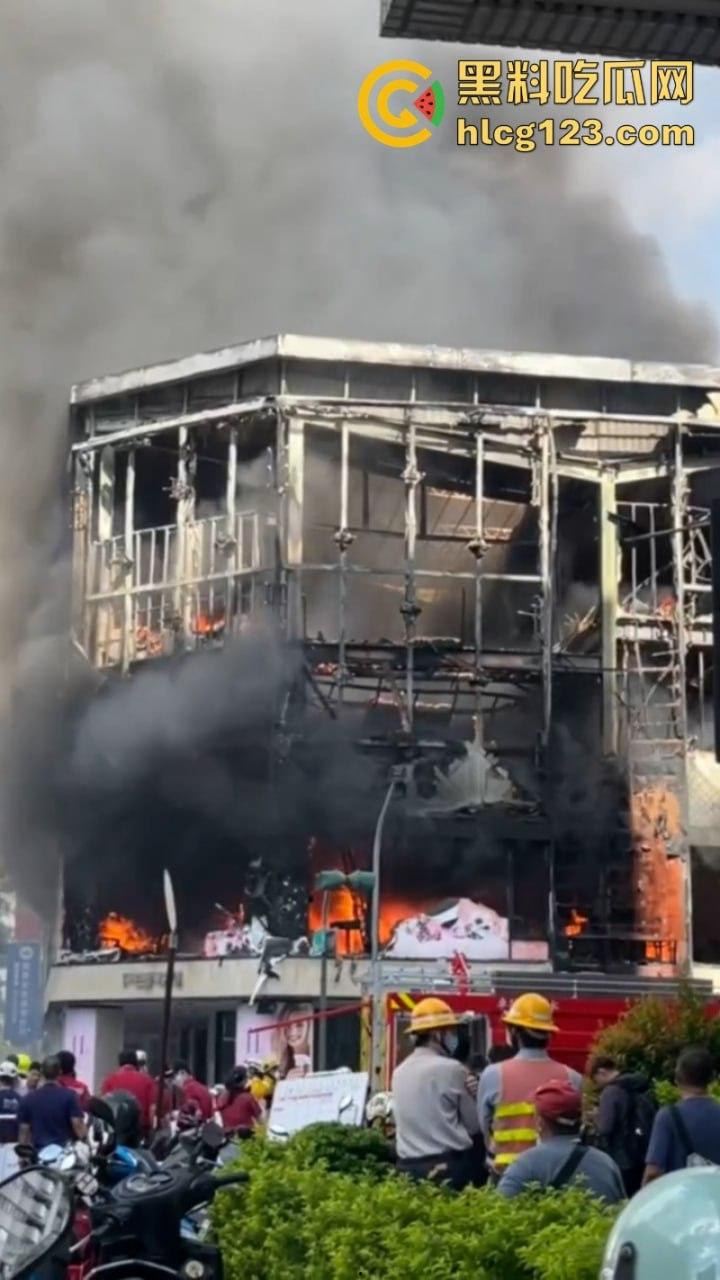 昨日突发!【台湾高雄市】林森路一婚纱店发生重大火情 主楼直接烧得只剩框架损失惨重-8