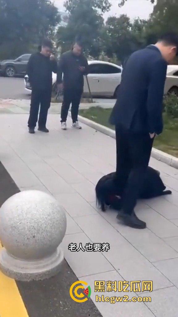 江苏女子匍匐跪地讨18万工钱!抱住腿痛哭求怜悯,欠薪公司无动于衷近20天仍赖账!-4