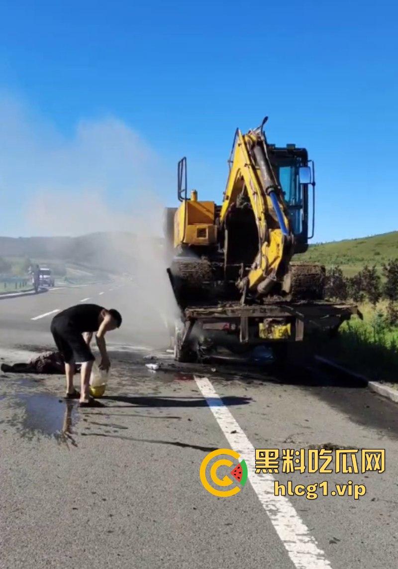 救火轮胎爆炸 内蒙古兴安盟科尔沁右翼前旗三岔镇把挖机师傅给炸懵逼了！-8