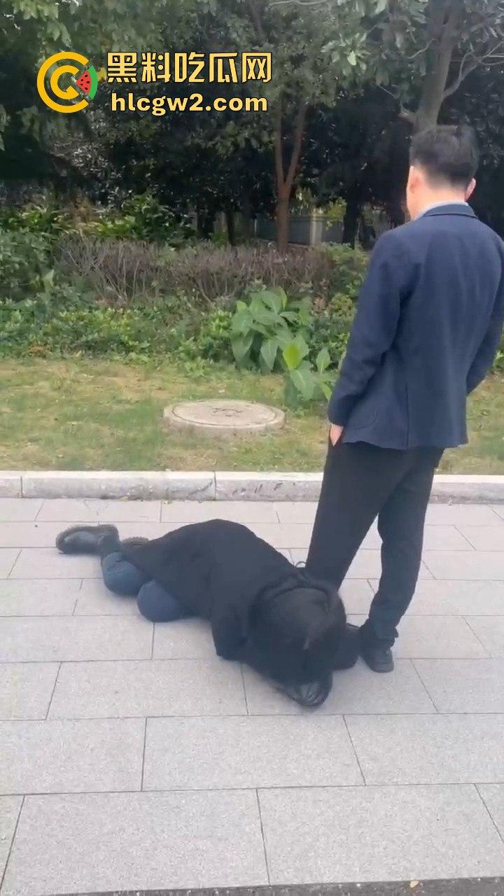 江苏女子匍匐跪地讨18万工钱!抱住腿痛哭求怜悯,欠薪公司无动于衷近20天仍赖账!-11