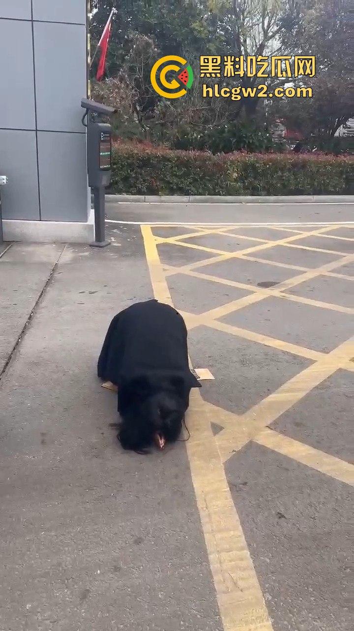 江苏女子匍匐跪地讨18万工钱!抱住腿痛哭求怜悯,欠薪公司无动于衷近20天仍赖账!-12