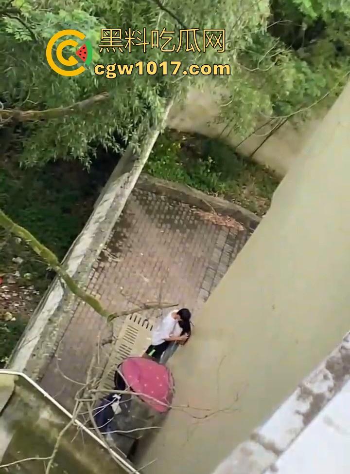 湖南师范大学宿舍角落小情侣偷情,我扣你的逼 你撸我的鸡,激情四射啊!熟悉的角落,熟悉的人,熟悉的动作!-3