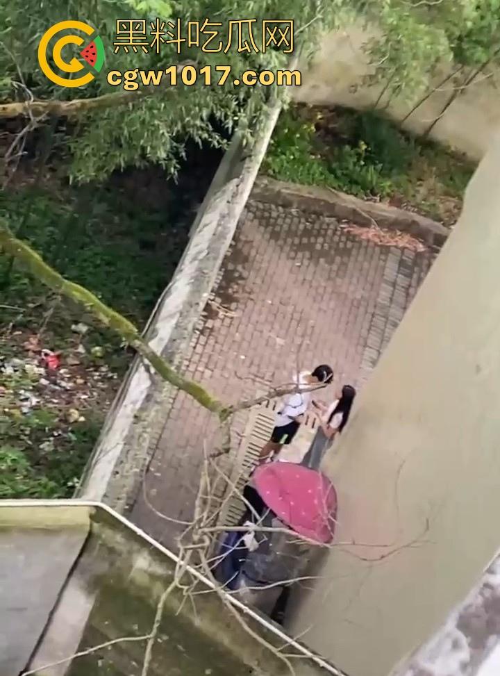 湖南师范大学宿舍角落小情侣偷情,我扣你的逼 你撸我的鸡,激情四射啊!熟悉的角落,熟悉的人,熟悉的动作!-4