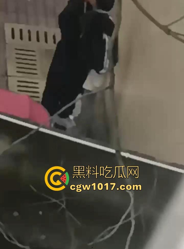 湖南师范大学宿舍角落小情侣偷情,我扣你的逼 你撸我的鸡,激情四射啊!熟悉的角落,熟悉的人,熟悉的动作!-9